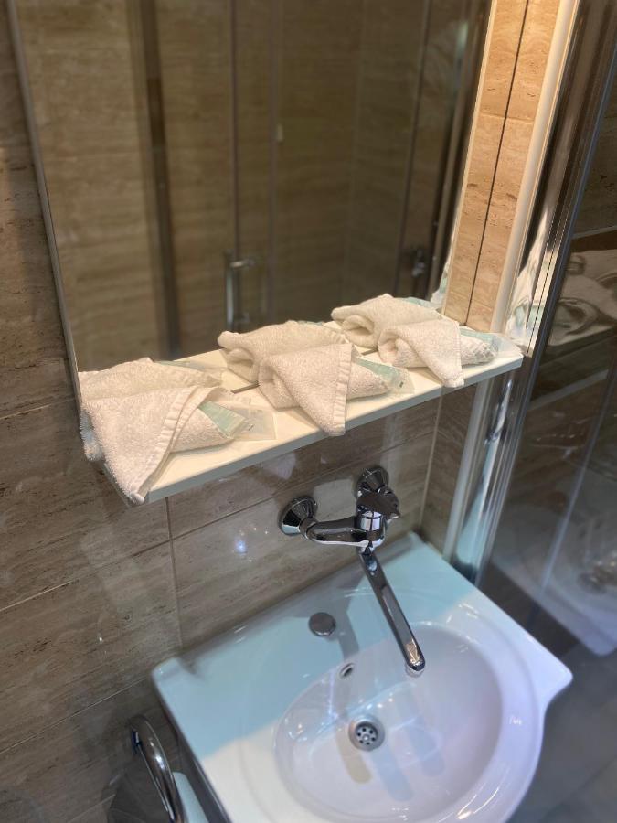 ססבטה Hotel Martini Zagreb Hotel And Restaurant מראה חיצוני תמונה